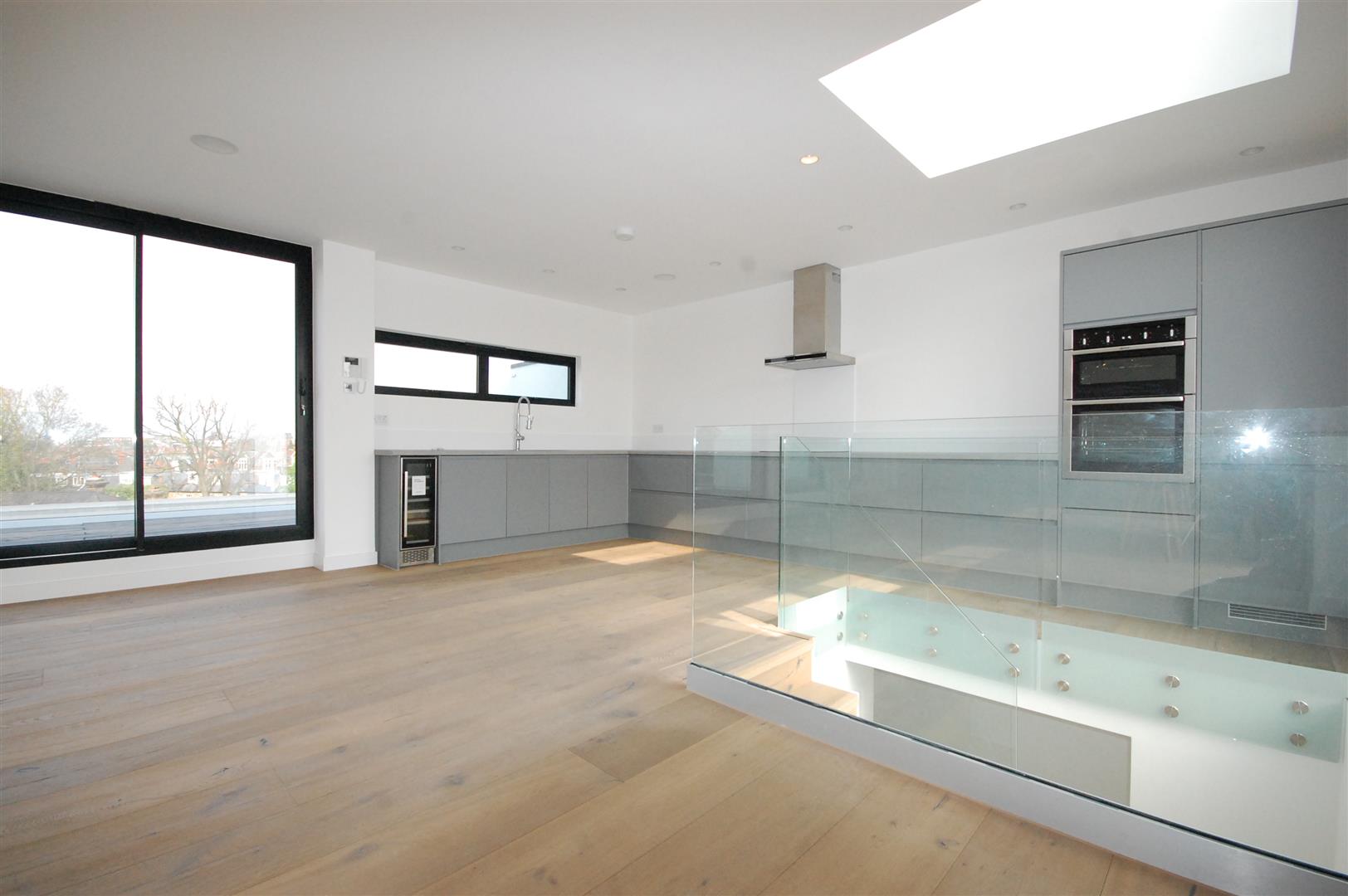 3 bed property in Park Road, London